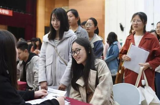 为什么研究生抢着当辅导员？看完工资表才知道，原来收入很可观