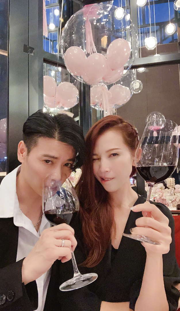 哥哥演出好拼！张智霖蓄白胡子张晋撞玻璃，袁咏仪蔡少芬感动落泪