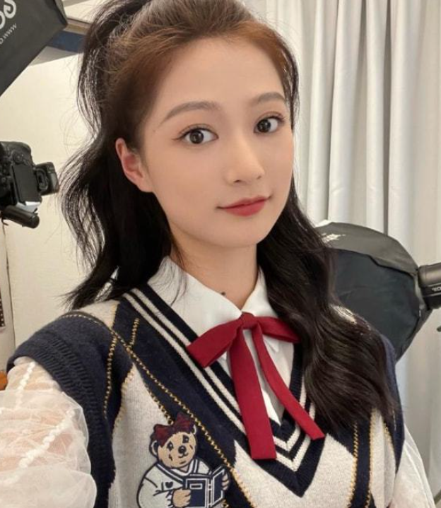 中传校花冯琳再次公开领诵，这次身份有些不同，气质也有较大改变