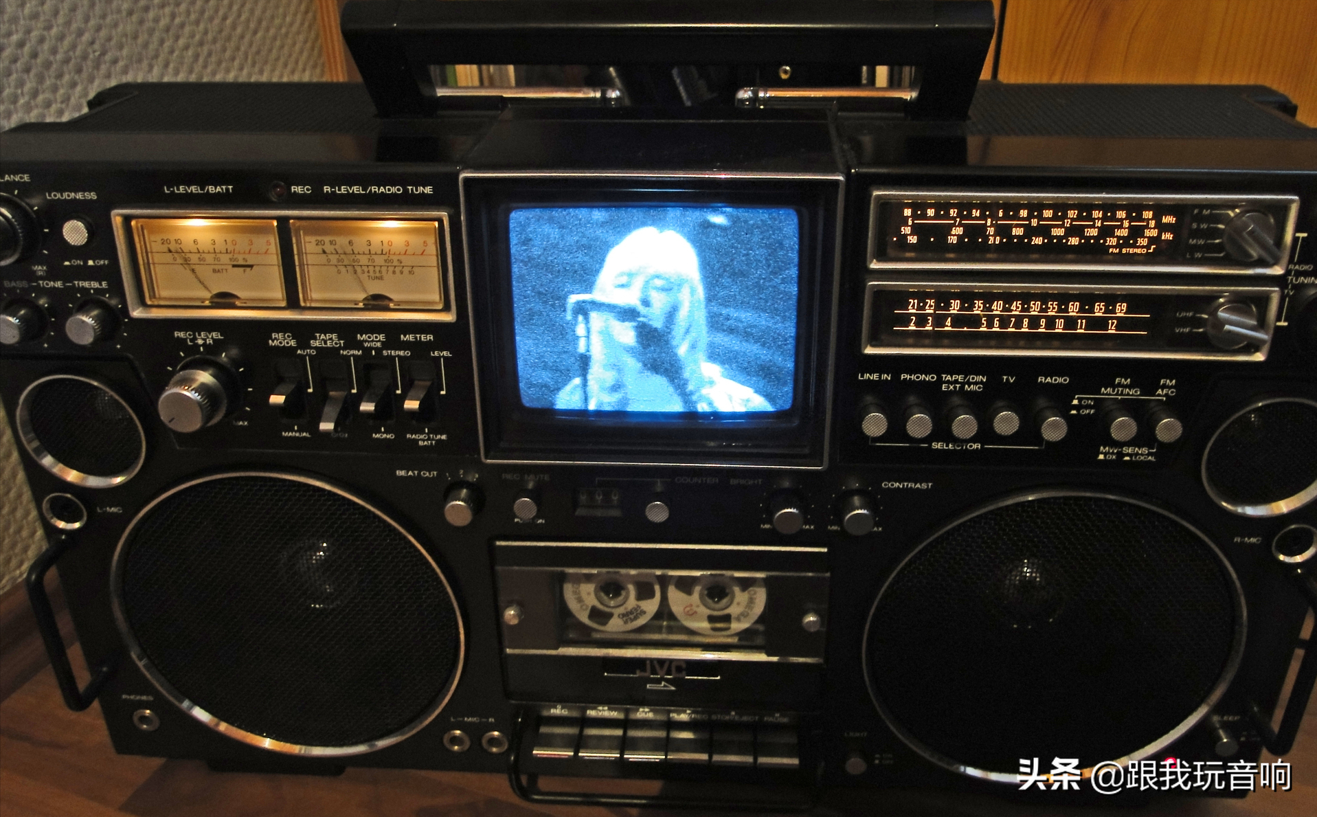 这是一款80年代JVC推出的3090多功能便携式收录机、电视机音响