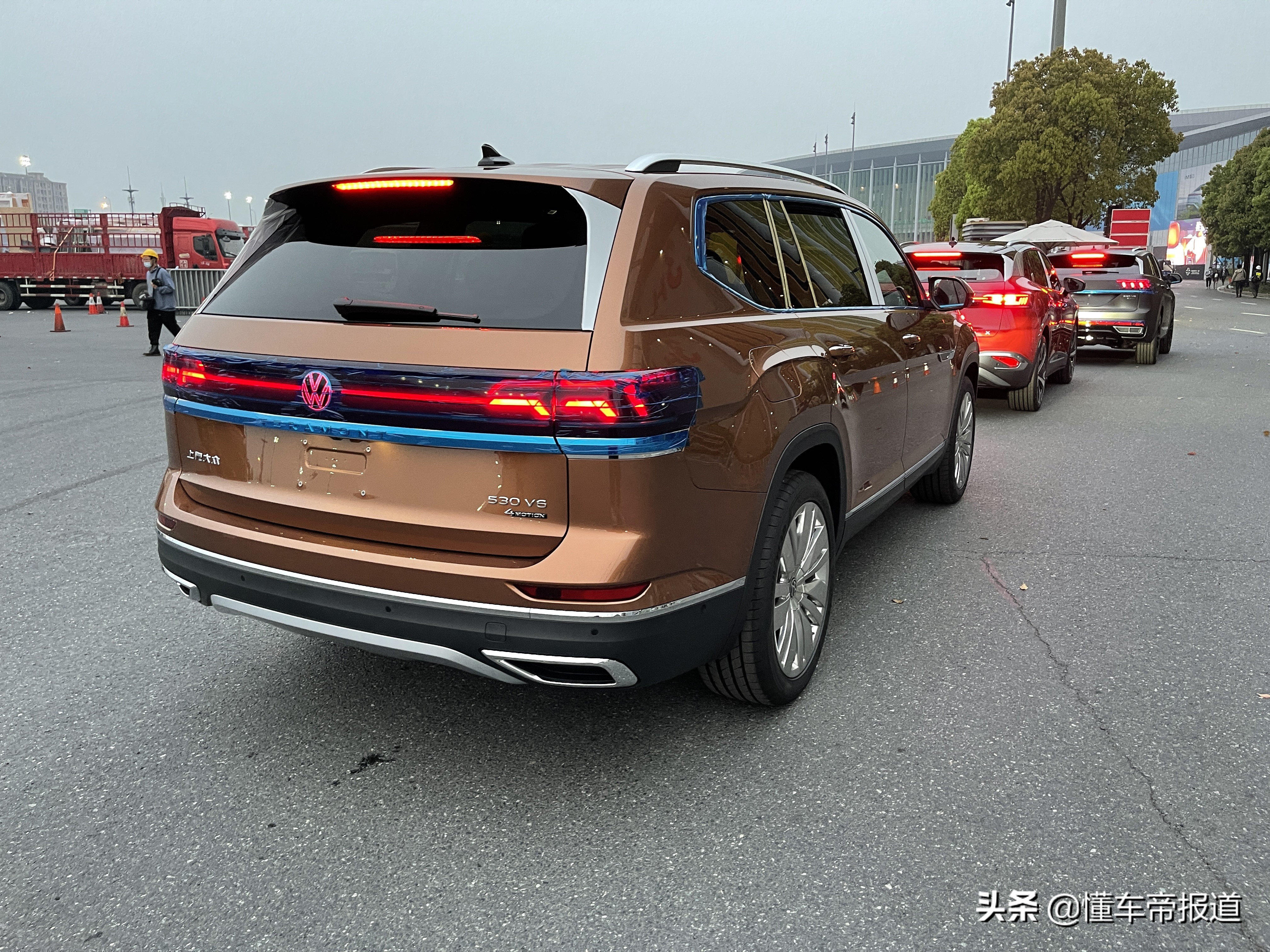探馆 | 换装贯穿式尾灯组，大众新款途昂实车曝光，上海车展上市