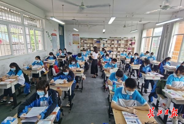 校长门口迎接学生“回家”，学生自觉早自习……高一高二返校复课首日校园这是样的