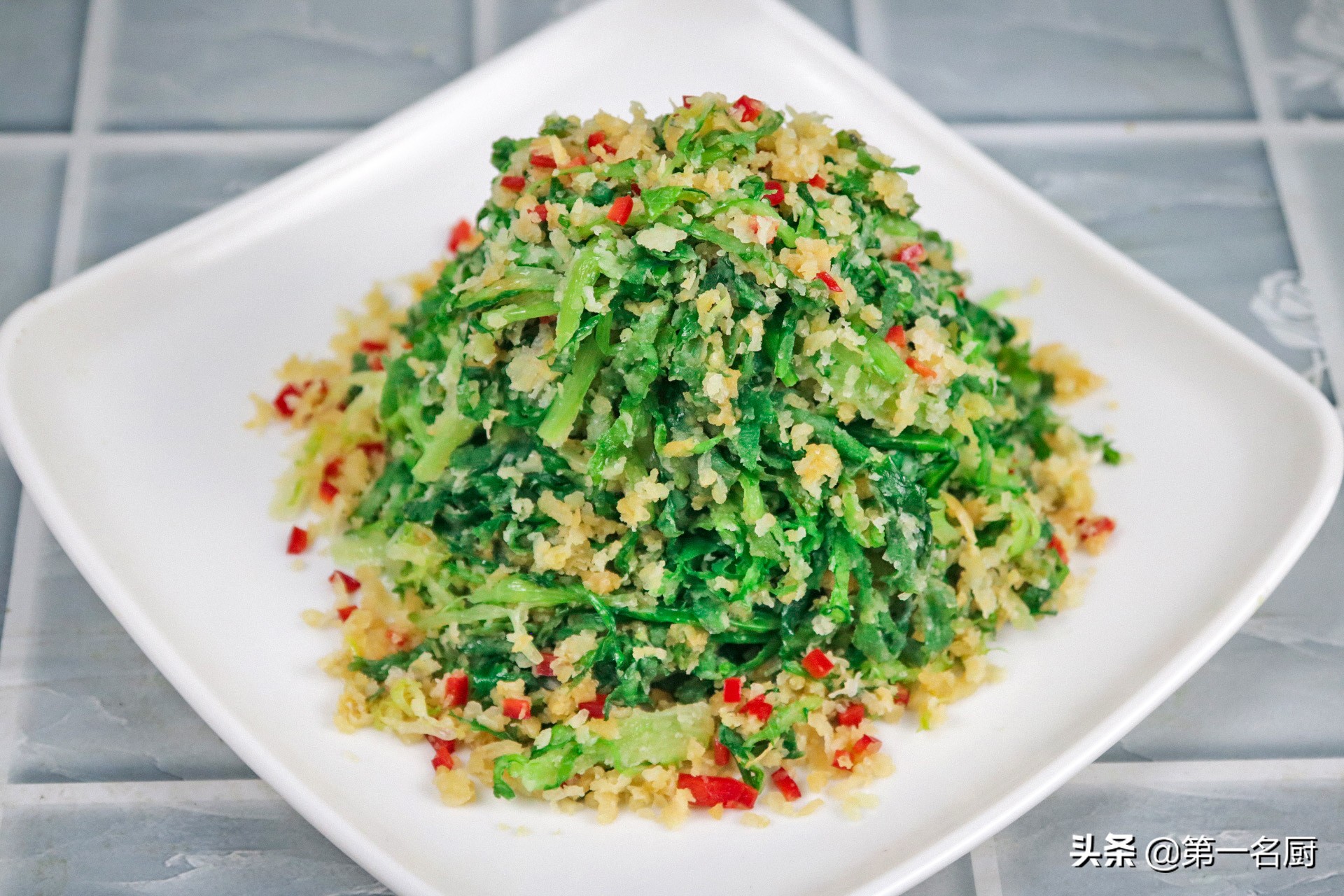 今天就给大家分享一道苦菊的新吃法,清洗干净以后,拌上适量的面粉上锅