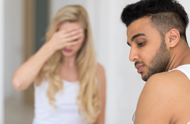 当众侮辱第三者女性，这种行为违不违法，又该如何定罪处罚？