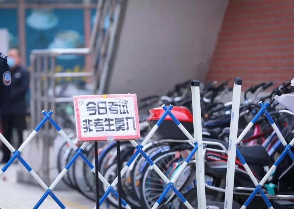 考生规模再创新高！考研首日，多图直击复旦大学考点