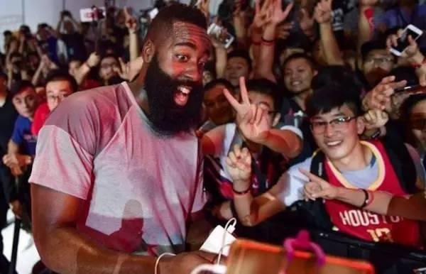 nba哪些球星来过中国(NBA八大球星来中国玩自拍：看谁才是人气王，第一位实至名归)