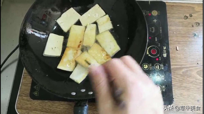大葱炒豆腐的做法（5步做出口感柔软的大葱炒豆腐）