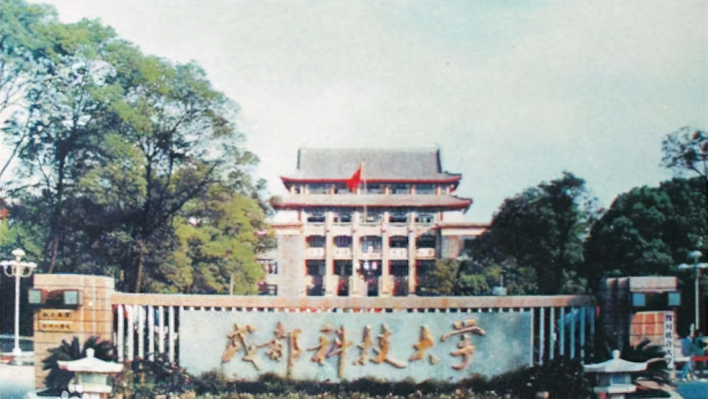 消失的13所全国重点大学，校友的伤感和快乐，化作尘土变成回忆