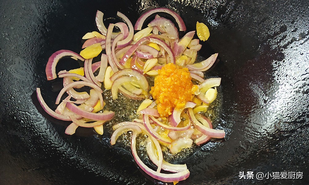 这道南瓜和猪瘦肉一起做的下饭菜“金汤肉片”，酸辣得恰到好处