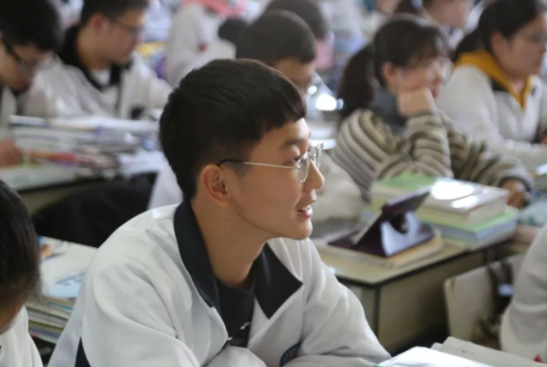 安徽高考生成绩超一本线7分，捡漏武汉211大学，填报志愿很重要