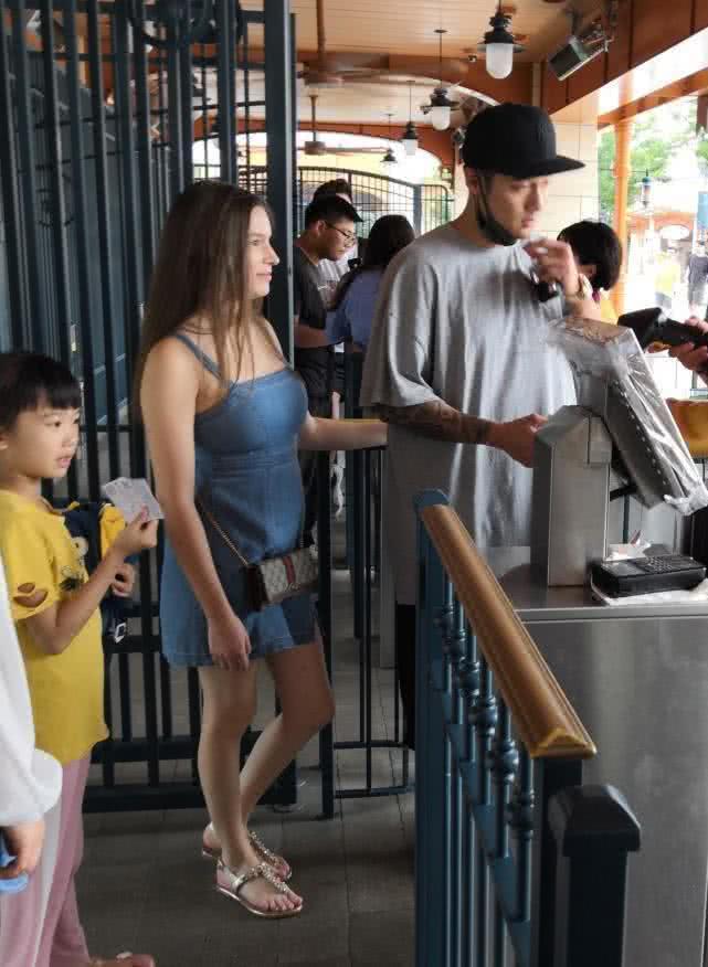 蒋劲夫前女友好事将近？与现男友在私人码头隔离，秀甜蜜称有惊喜