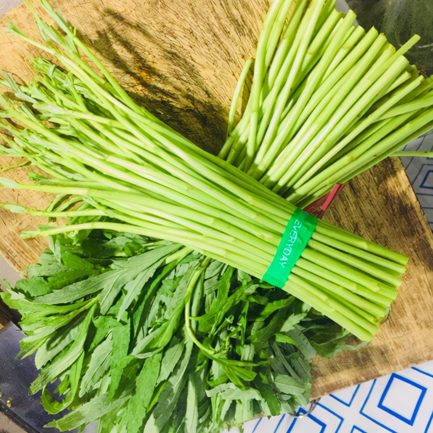 藜蒿:酷似"高富帅"版的艾草,河边常成片生长,反季节10元1斤