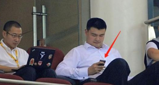 为什么nba球员不能看手机(NBA球员玩手机都啥样？奥胖像在抓麻将，博班直接用iPad代替手机)