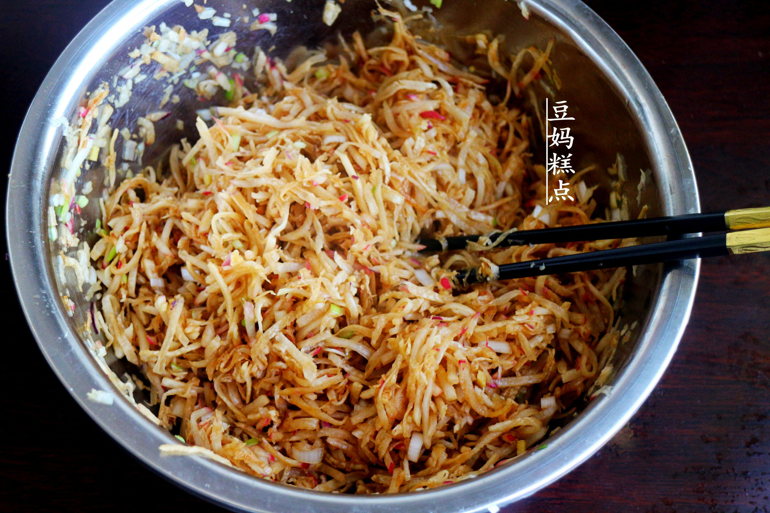 纯萝卜馅包子，不用肉不加蛋，清香味美又健康，蒸了2笼不够吃