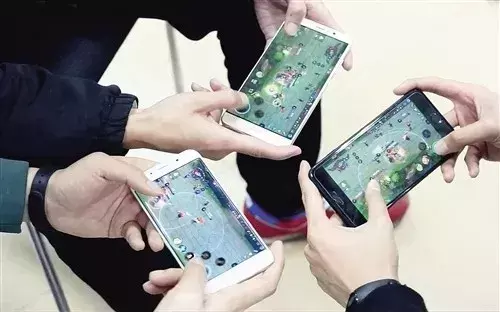 想毁掉一个孩子，就给他一部手机