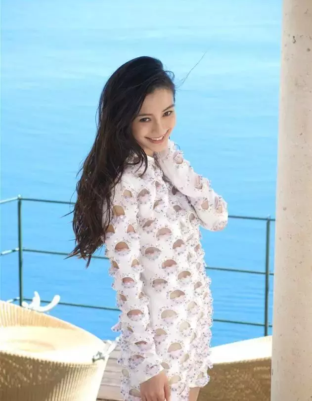 拍照不会摆姿势怎么办,好好学学Angelababy这几个经典的拍照姿势