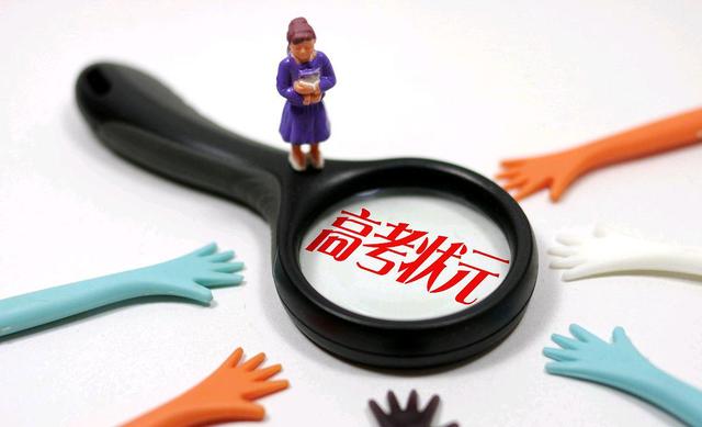 禁止宣传高考状元之下，学校花样宣传：“两位考得比较好的同学”