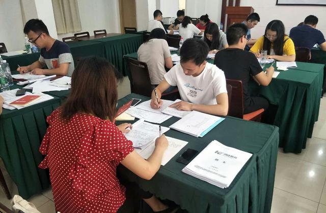 几万元的“公务员”培训，没有走后门，用什么套路让考生“上岸”