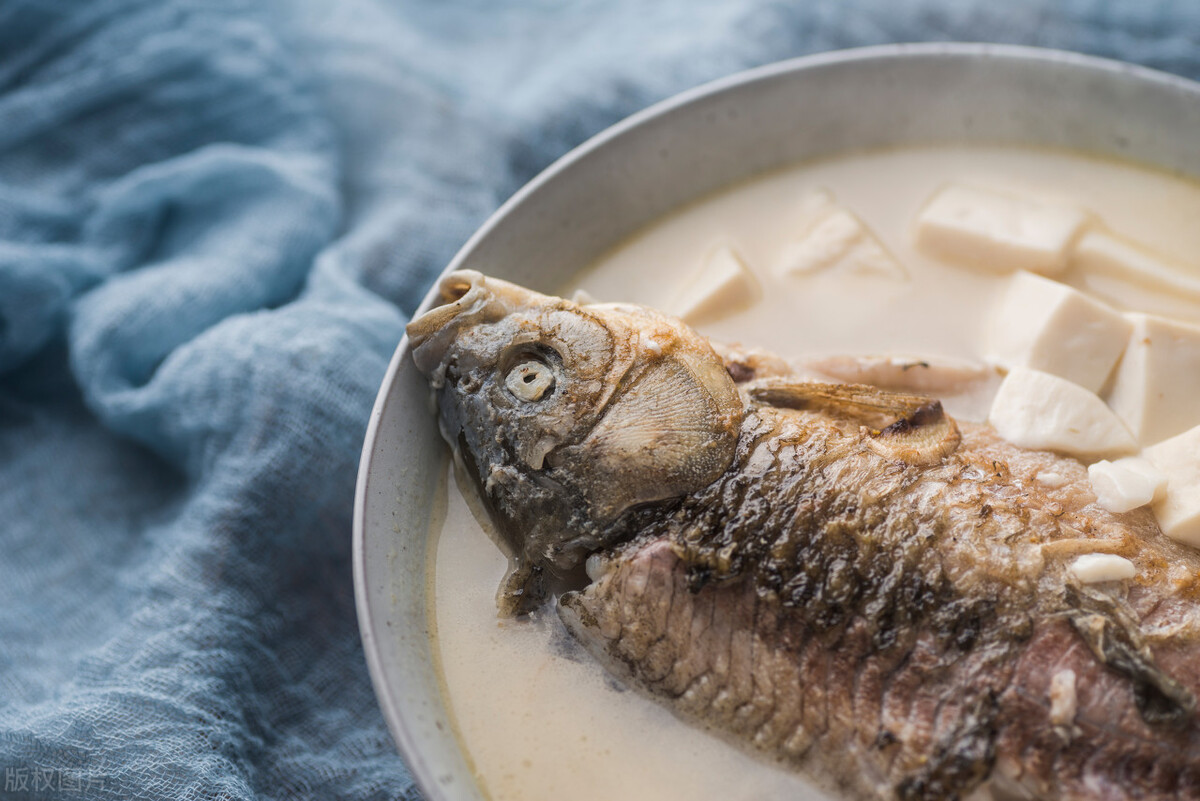 鲫鱼豆腐汤，怎样才能熬出白汤？鱼肉提前煎一步，汤汁更白更香
