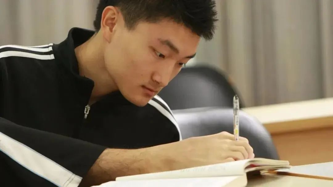 无臂学霸杨孟衡：用脚写字考出文科状元，寒门贵子的开挂人生