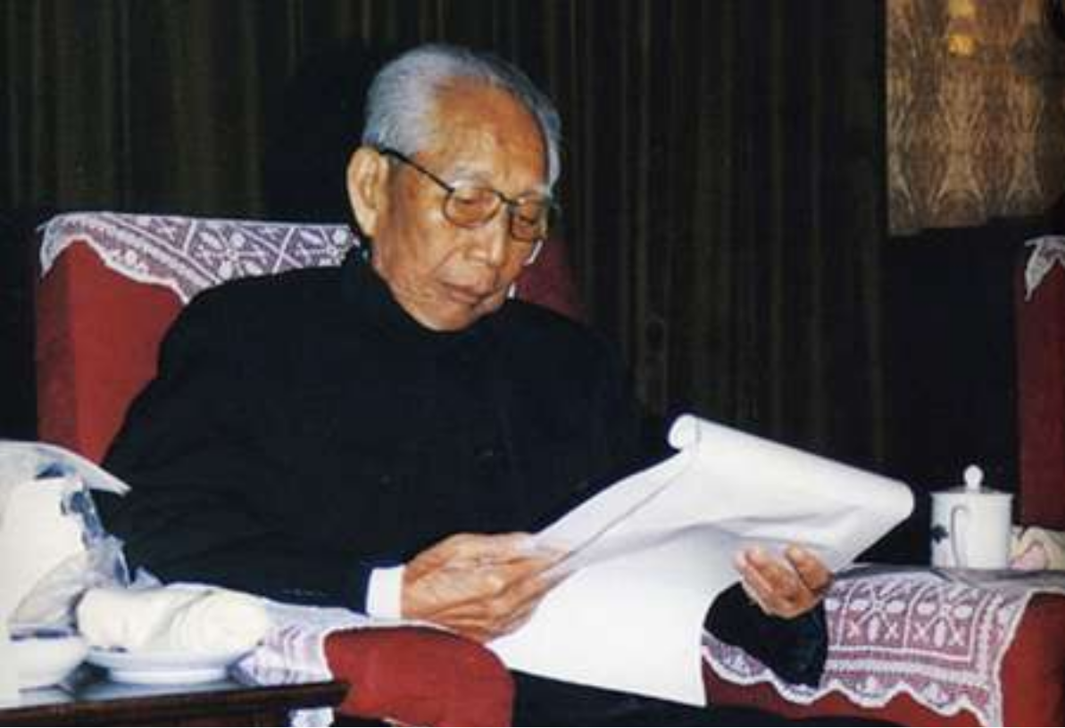 建国后中央禁止持枪见主席，王震是个例外，主席：别拿原子弹就行