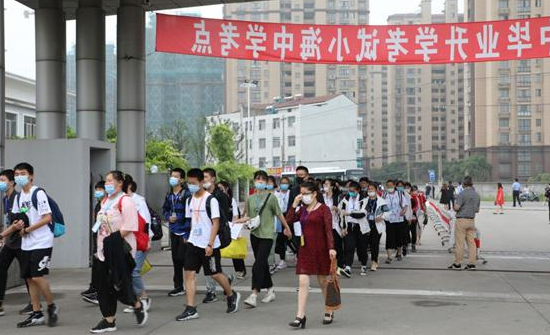 高考“容易”中考难，800名高中新生“被退学”，有钱只能读职高