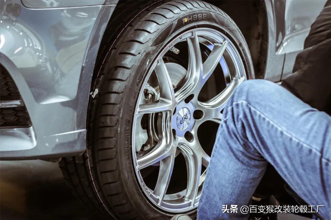 天生就是改装的好胚子，换个轮毂让奥迪A3更有“钢炮”味