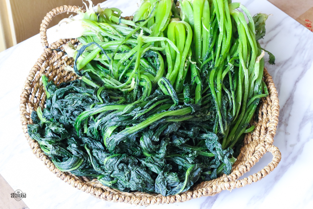 腌了一坛雪菜，家人都说好吃，又腌了一坛，做法一看就会，零失败