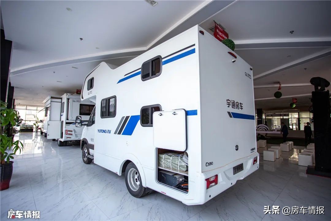 宇通新款房车：造型少见，有3张床能住一家5口人，30多万值么？