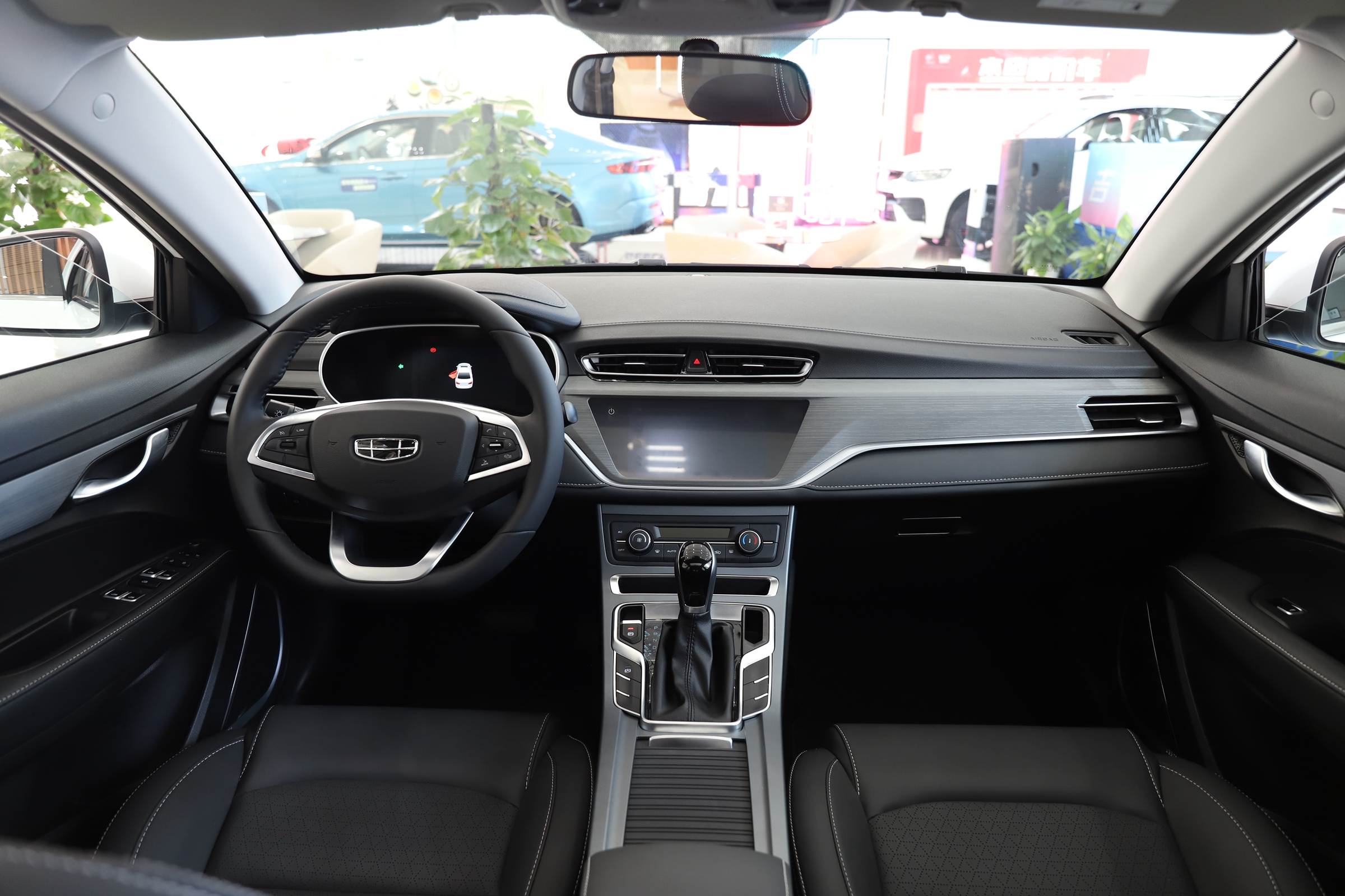 国民家轿热销12年 最低只要4.28万 实拍吉利帝豪UP