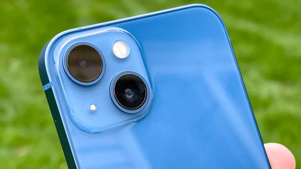 7 微米像素的更大摄像头,相比iphone 12,iphone 13 相机进光量多 47%.