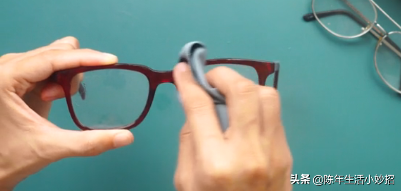 眼镜上有划痕该如何修复呢？