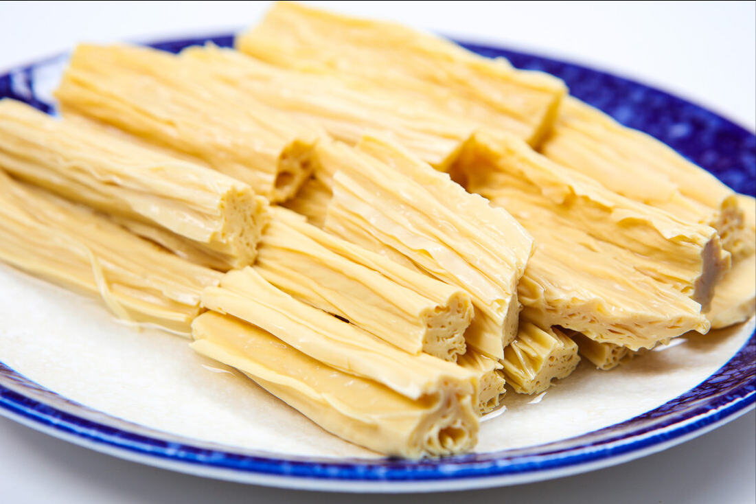 泡腐竹，不要放在水里就泡，饭店常用这方法，泡发快速不夹生