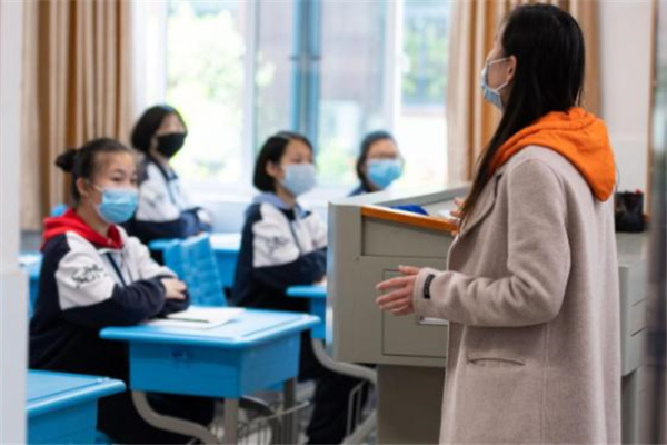 中小学生迎来一个好消息，教室内将全面安装监控，家长终于等到了