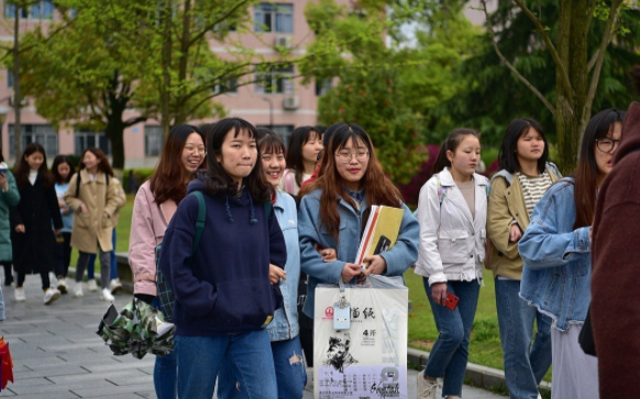大学高颜值老师火了，被学生称为“西政何以琛”，上课还需要抢座