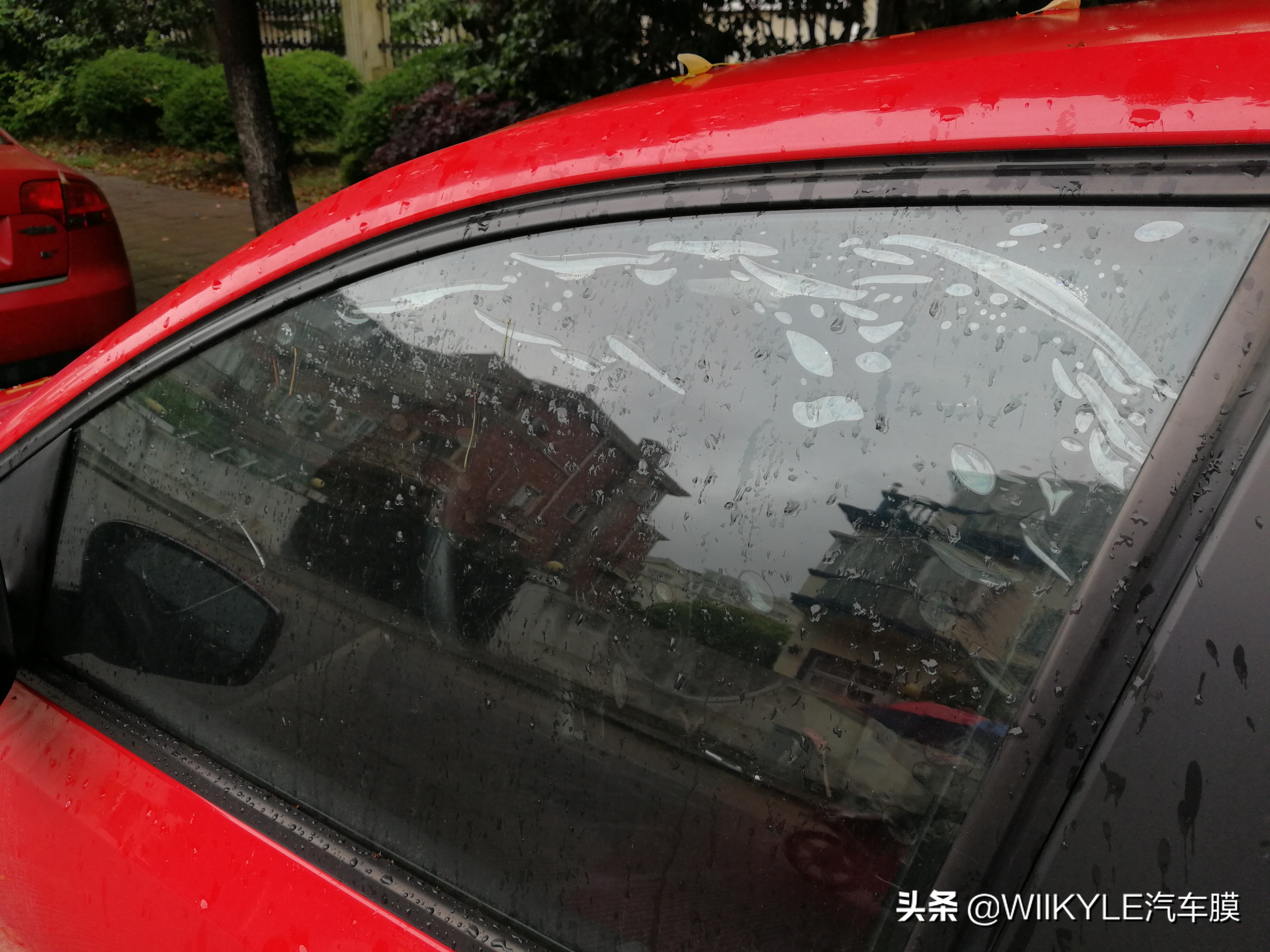 汽车贴膜后气泡如何自动消除？