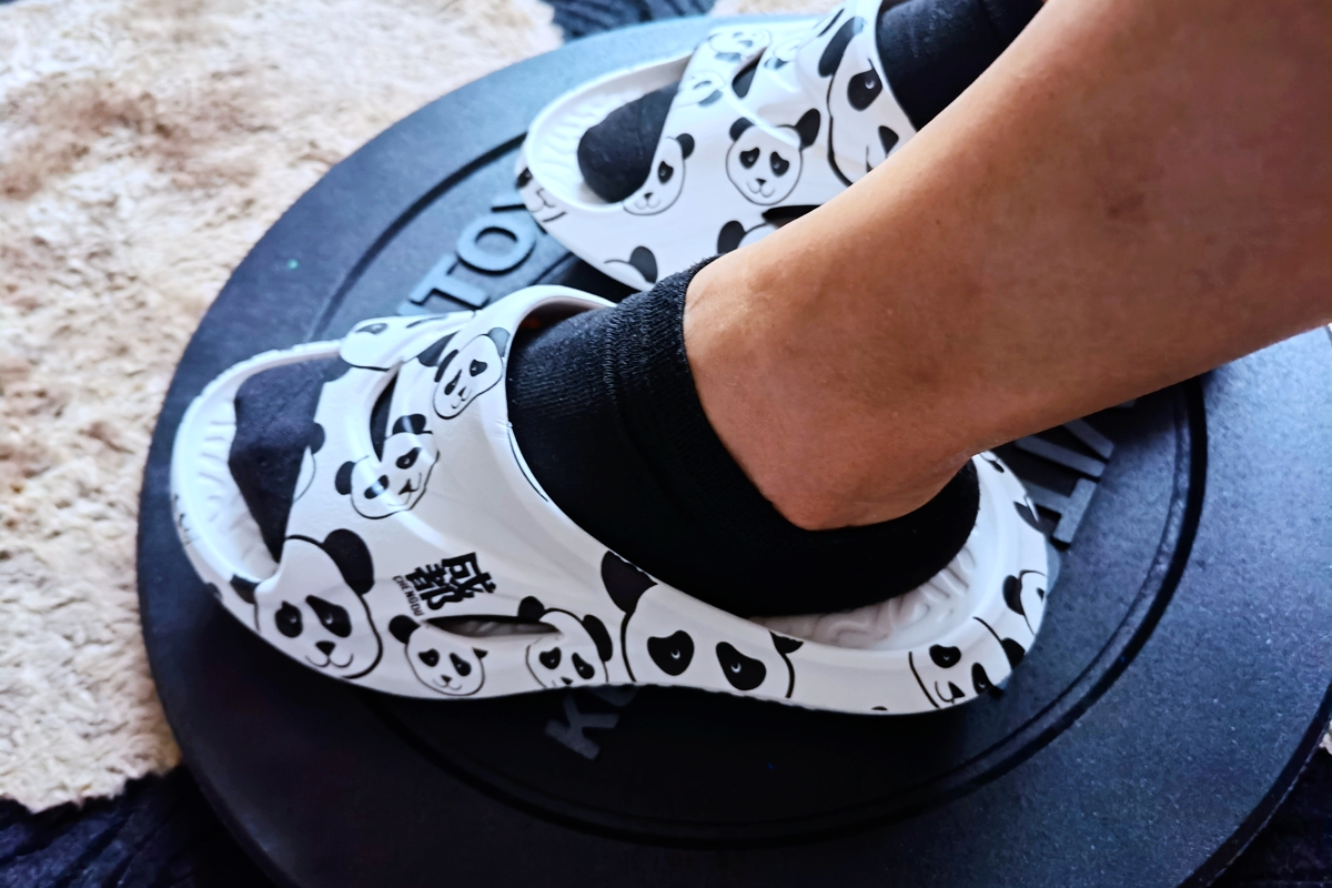 高颜值的足底舒缓神器，咕咚舒缓运动拖鞋熊猫款