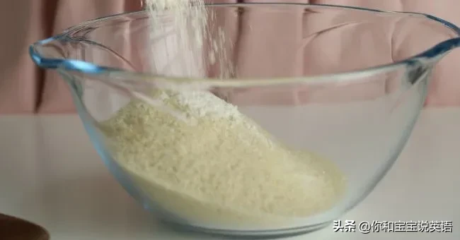 用英文教宝宝做蛋糕，打鸡蛋、搅拌面粉、打到起沫起泡，怎么说