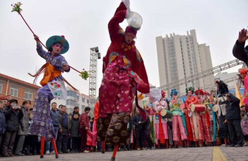 玩杂耍、搞游街，传统“高危运动”踩高跷，为何能历千年而不衰？