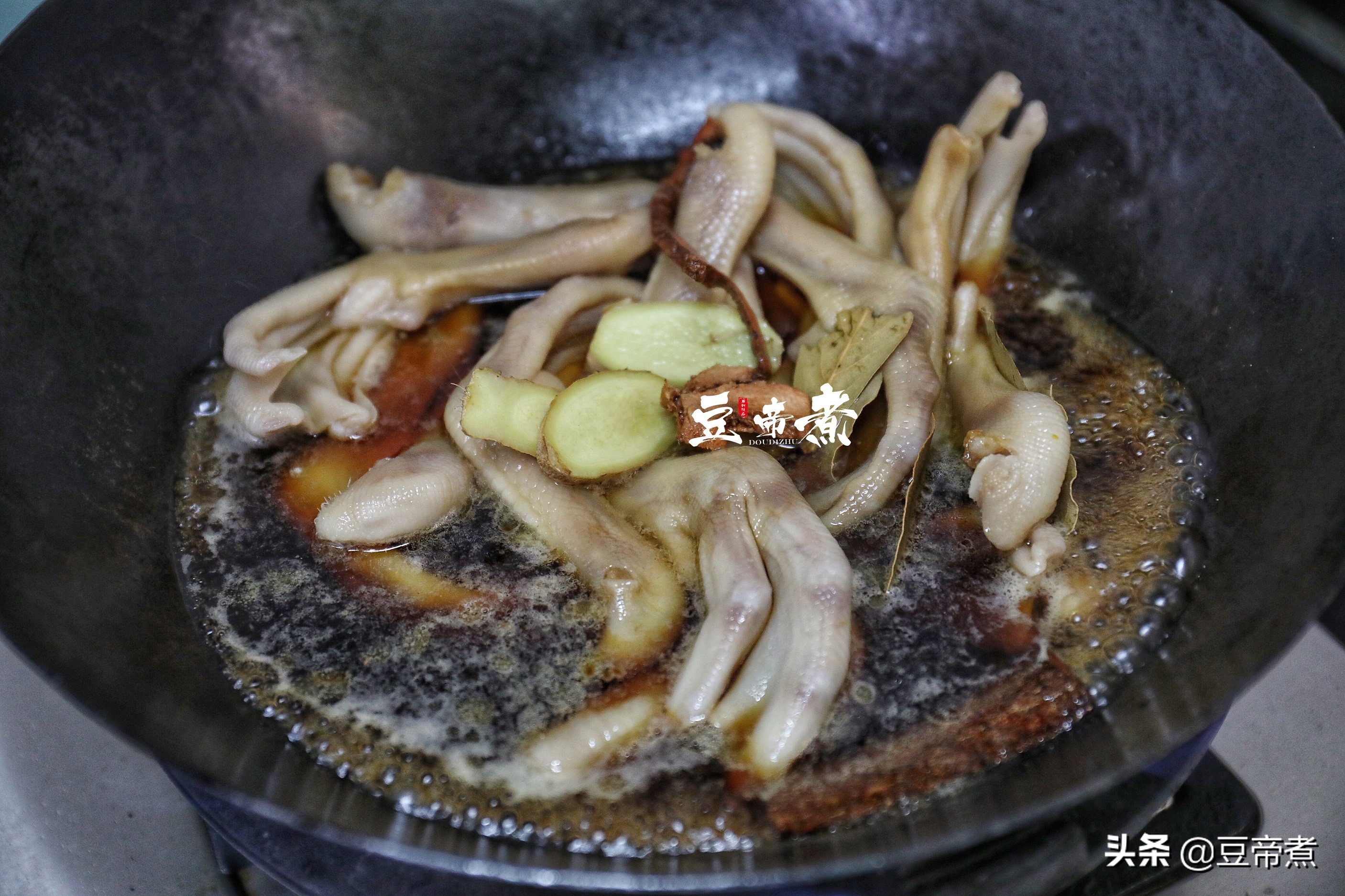 我最爱吃的鸭掌，原来是这么做的，味道香醇肉质嫩滑特别有味