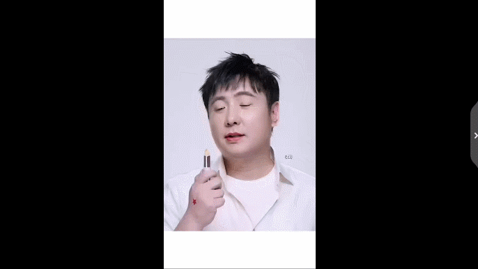 沈腾拍彩妆广告，还在线涂口红试色，沈叔叔是想劝人拔草吧……