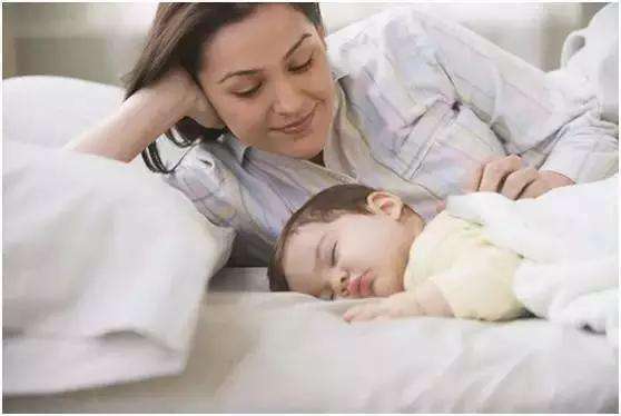 孩子睡觉不踏实、容易惊醒，家长这样做，轻松解决宝宝睡觉问题