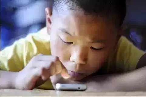 想毁掉一个孩子，就给他一部手机