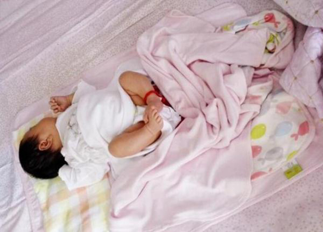 孩子喜欢蹬被子,是因为热?还有可能是因为这4个原因