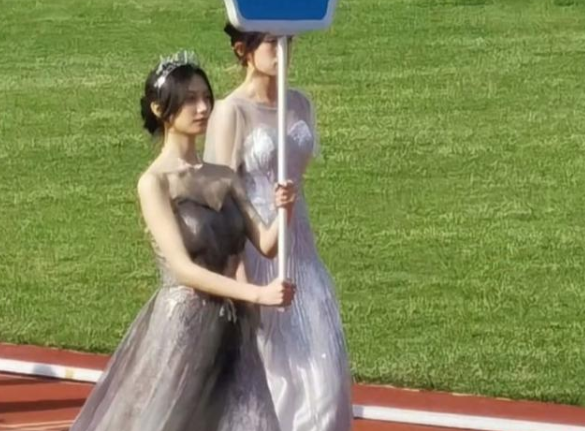 一夜涨粉近50万，青岛大学举牌校花走红，网友：我要上青岛大学