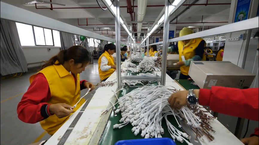 脱贫攻坚｜即将退休 他带着八旬母亲去支教