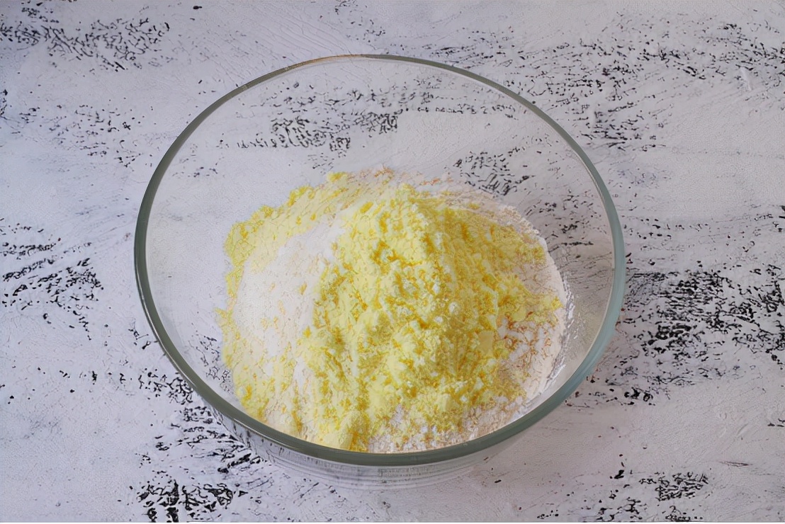 1碗糯米粉加上半勺红糖，做一份好吃解馋的小吃，软糯好吃