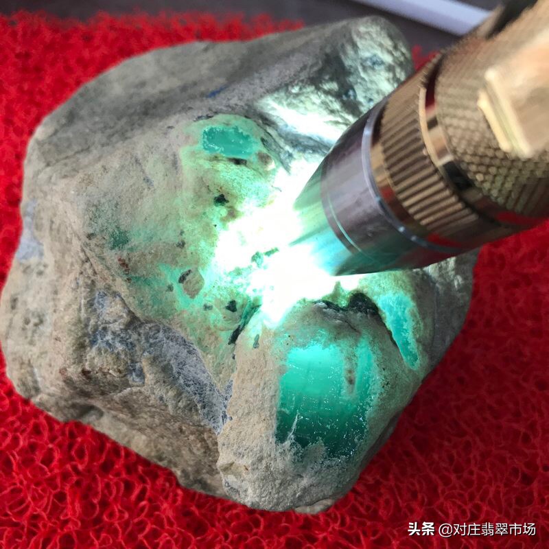 翡翠赌石如何避免“神坑”？看皮、看雾、看肉的技巧全攻略