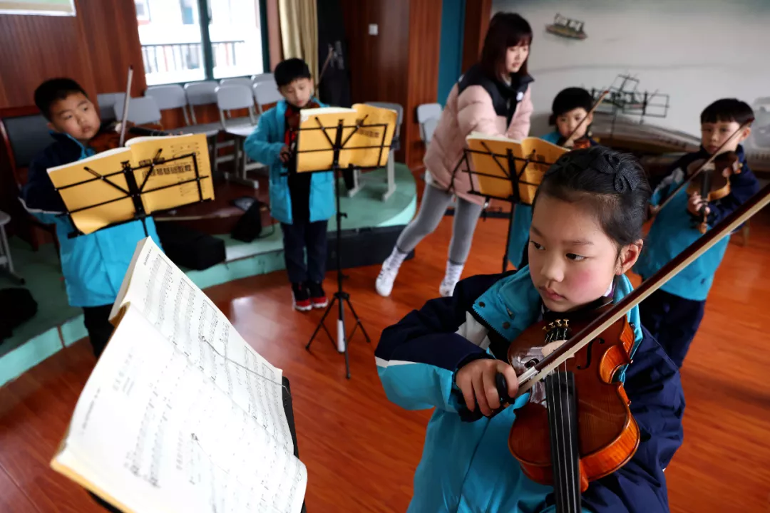 各地学校开始落实“晚放学”，校外培训的“虚火”降了吗？