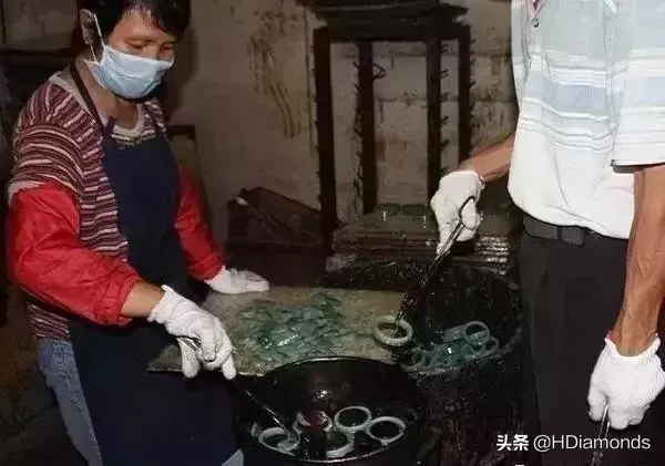 黑心商家—翡翠B货当成A货卖,满绿手镯才3000你信吗?
